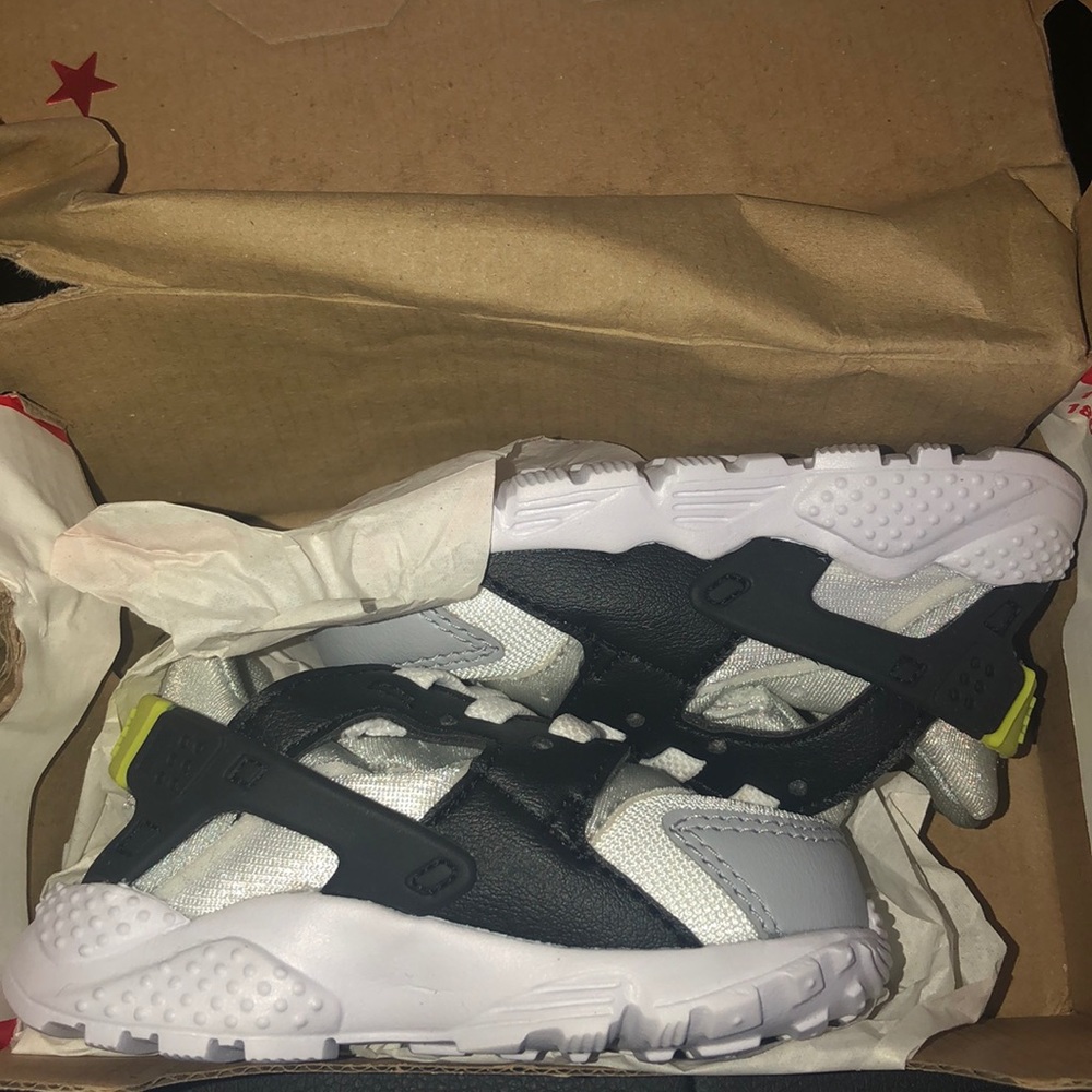 Brand new never worn baby size 4c huaraches